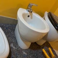 Coppia di sanitari: WC e bidet in ceramica bianca