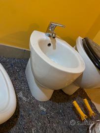 Coppia di sanitari: WC e bidet in ceramica bianca