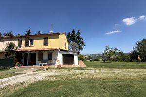 CASA SEMINDIPENDENTE A MOMBAROCCIO