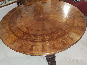 Tavolo stilizzato antico