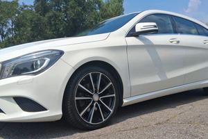 MERCEDES-BENZ CLA 200d PREMIUM 2015
