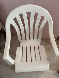 Sedie bianche per giardino