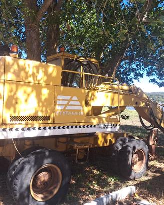 Escavatore gommato fiat Hitachi e polipo rozzi 700