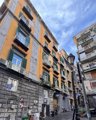 2 LOCALI A NAPOLI
