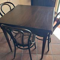 Tavolo e quattro sedie