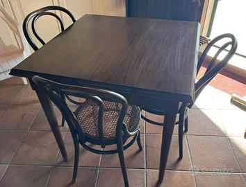 Tavolo e quattro sedie