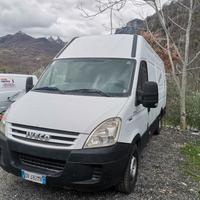 Iveco Daily passo lungo con GANCIO TRAINO