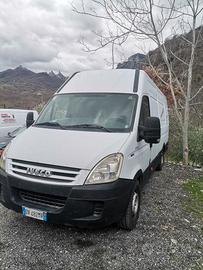 Iveco Daily passo lungo con GANCIO TRAINO
