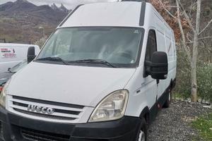 Iveco Daily passo lungo con GANCIO TRAINO