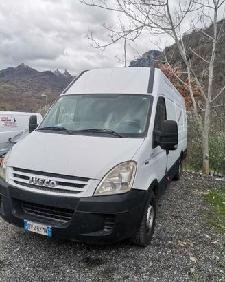 Iveco Daily passo lungo con GANCIO TRAINO