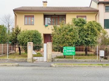 Autenticità friulana: casa con stalla in sasso ...