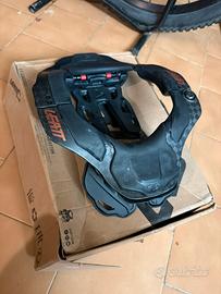 Collare Leatt Brace 6.5 carbon, pettorina Leatt