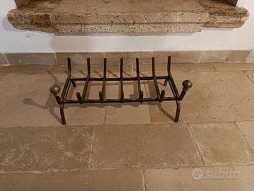 alare porta legna in ferro con pomelli in ottone 