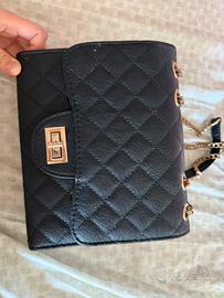 Borsa tracolla nera ,catena dorato leggero ossida