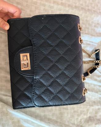 Borsa tracolla nera ,catena dorato leggero ossida