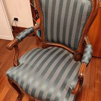 Poltrona in legno foderata in stoffa blu a righe