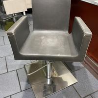 Arredo parrucchiere:4 poltrone +1 sgabello VEZZOSI