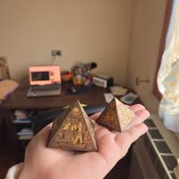 Coppia di piramidi vintage in rame/ottone inciso