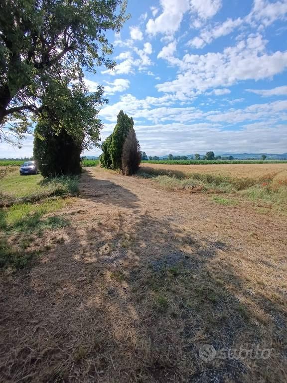 Rustico / Casale di 200 m² con 5 locali e box auto - Altro