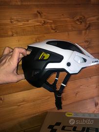 Casco cube strover mips