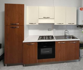 Cucina con vetrina bassa, tavolo e sedie