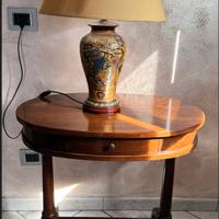 TAVOLINO IN NOCE CON LAMPADA IN CERAMICA