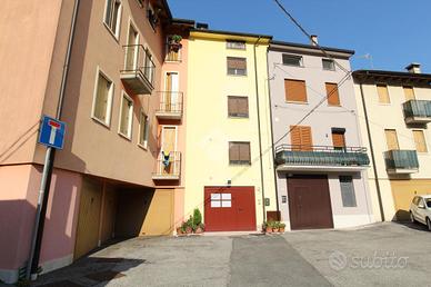 VILLA A SCHIERA CENTRALE A SAN PIETRO MUSSOLINO