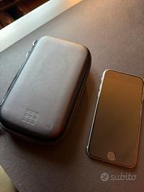 Apple iPhone 6 Silver 32GB con custodia Moleskine