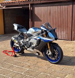 YAMAHA R1M