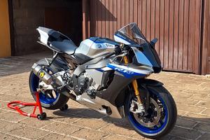 YAMAHA R1M