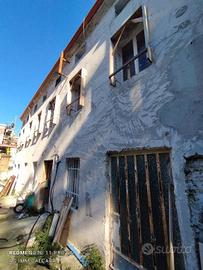 Palazzo / Stabile di 225 m² con più di 5 locali a 