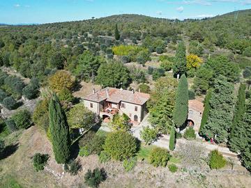 Rustico / Casale di 253 m² con più di 5 locali e b