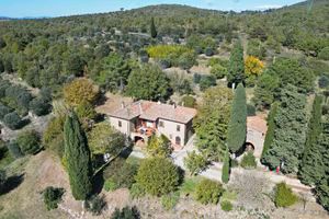 Rustico / Casale di 253 m² con più di 5 locali e b