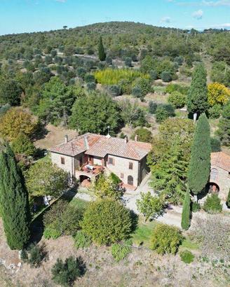 Rustico / Casale di 253 m² con più di 5 locali e b