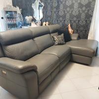 divano in pelle grigio 