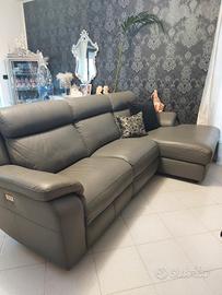 divano in pelle grigio 
