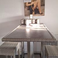 Tavolini con sgabelli