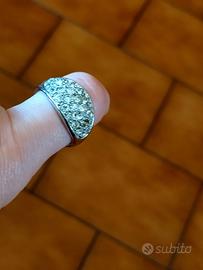Anello con brillantini
