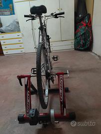 rullo con bicicletta per allenamento 