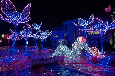 Fiori luminosi e Babbo Natale con luminarie