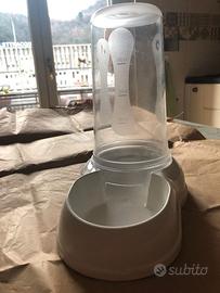 distributore crocchette/acqua per gatto