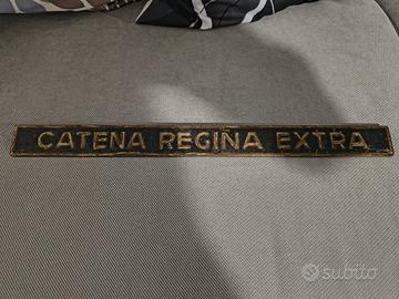 insegna metallica "catena regina extra"