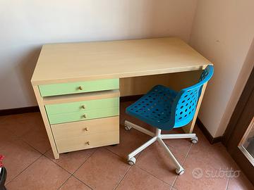 Set scrivania, cassettiera e sedia girevole