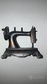 Miniatura macchina da cucire temperamatite