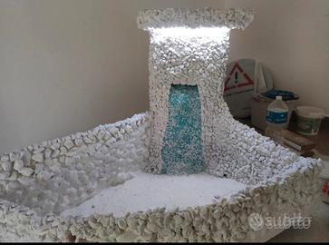 Fontana con cascata fatta a mano