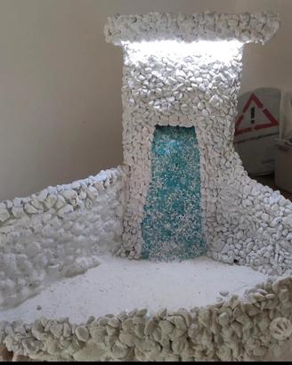 Fontana con cascata fatta a mano