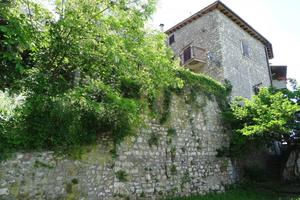 torre di guardia medievale con giardino