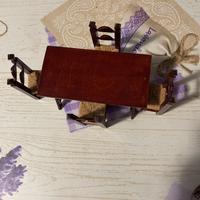 Tavolo con sedie in legno in miniatura
