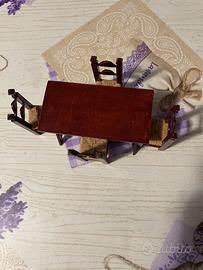 Tavolo con sedie in legno in miniatura