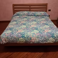 A Ostiglia letto matrimoniale e comodino